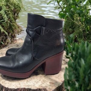Korks Woman's size 8M leather upper 3/4 platform mertle bootie